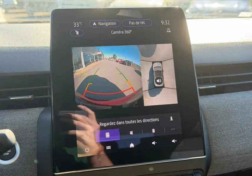 Écran tactile intérieur de la Renault Clio orange 2025 montrant la caméra 360° avec vue arrière et vue aérienne.