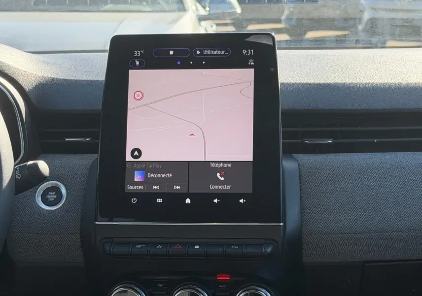 Vue centrale du tableau de bord de la Renault Clio 1.0 Eco-G 100ch Techno 2025 avec écran tactile et bouton Start/Stop.