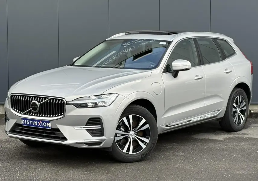 Volvo XC60 T6 AWD PHEV gris silver en 3/4 avant droit avec jantes alliage et toit ouvrant panoramique.