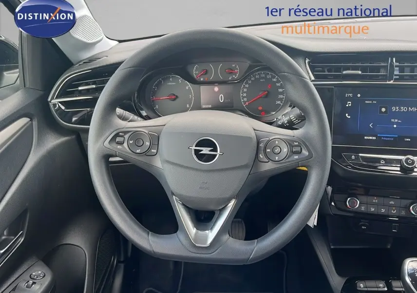 Vue intérieure centrée sur le volant Opel Corsa 2025, tableau de bord et écran tactile avec commandes modernes.