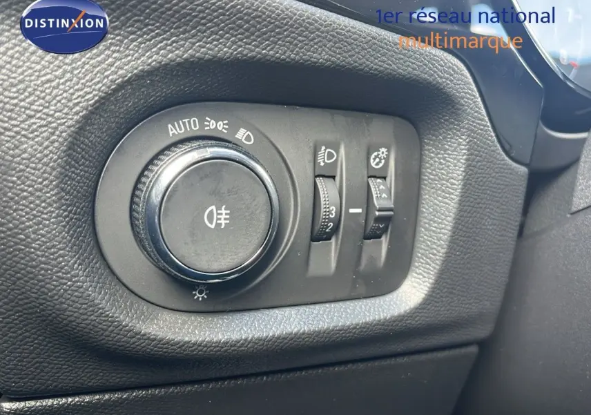 Commande des phares et réglages d'éclairage sur le tableau de bord d'une Opel Corsa gris Kristal Metal 2025.