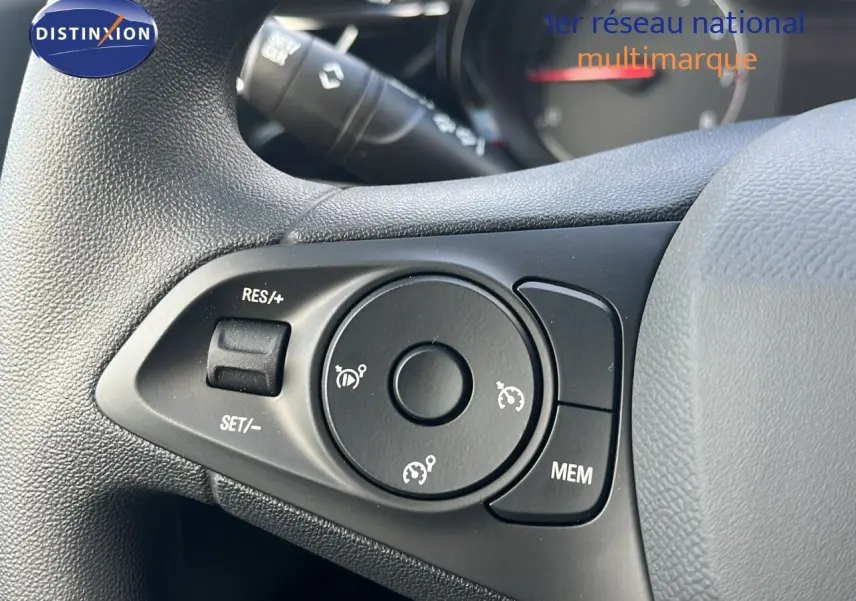 Gros plan sur les commandes de régulateur de vitesse au volant d'une Opel Corsa gris Kristal Metal de 2025.