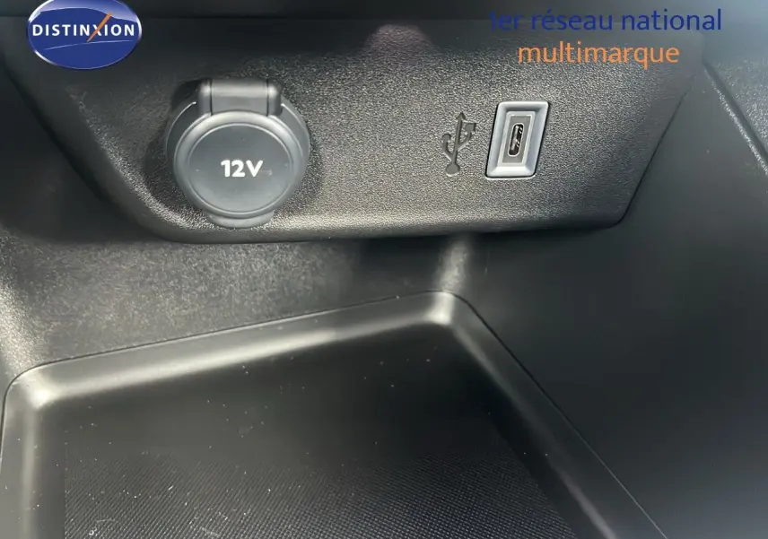 Prise 12V et port USB-C en gros plan dans l'habitacle d'une Opel Corsa gris Kristal Metal 2025