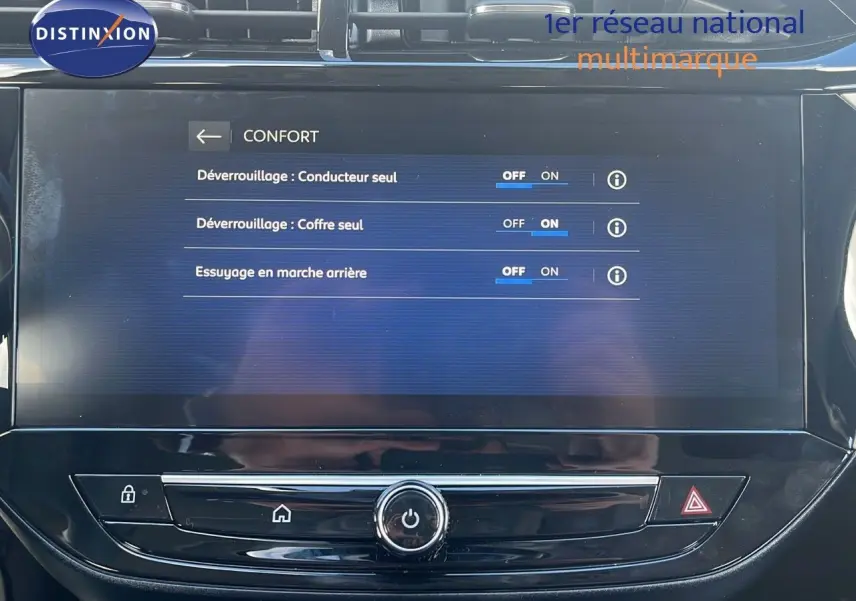 Écran tactile central de l’Opel Corsa gris Kristal Metal 2025 affichant les réglages de confort du véhicule.