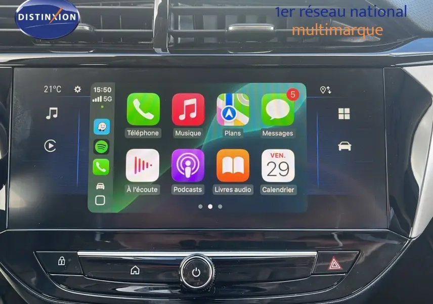 Écran tactile central de l'Opel Corsa gris Kristal Metal 2025 affichant les applications connectées en intérieur.