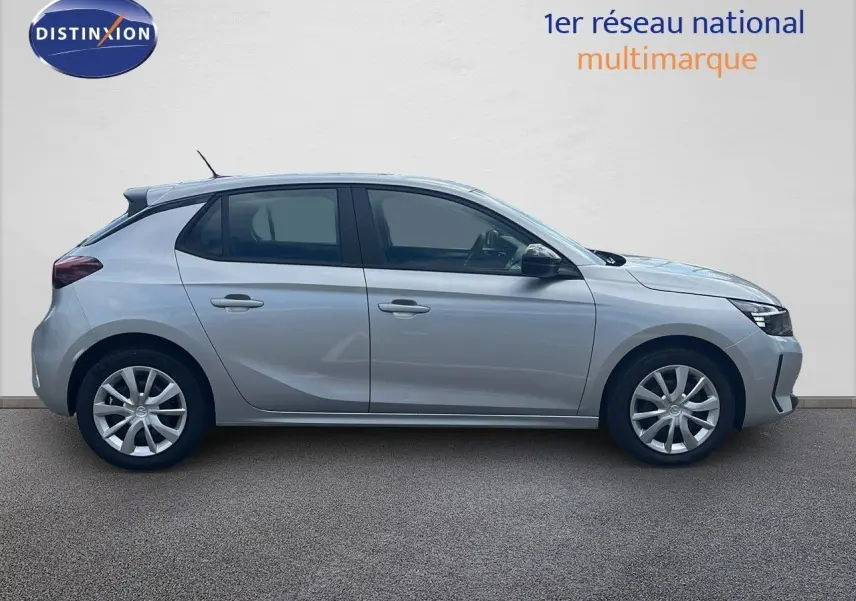 Profil droit d'une Opel Corsa 2025 gris Kristal Metal, compacte cinq portes avec jantes alliage et vitres teintées.
