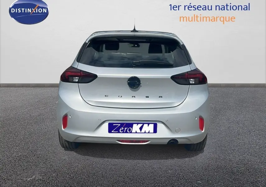 Vue arrière d'une Opel Corsa gris kristal métal 2025 avec feux LED et hayon fermé sur fond neutre.