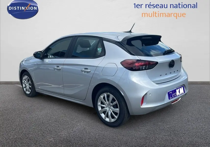 Opel Corsa 2025 gris Kristal Metal vue 3/4 arrière droit, compacte cinq portes avec feux arrière LED distinctifs.