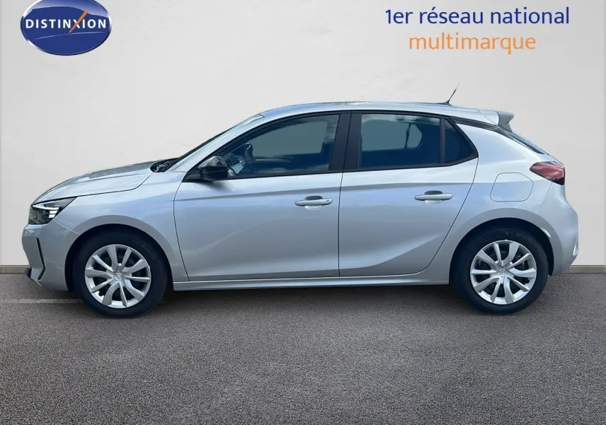Profil droit d'une Opel Corsa 2025 gris kristal métal, compacte avec lignes fluides et jantes alliage.