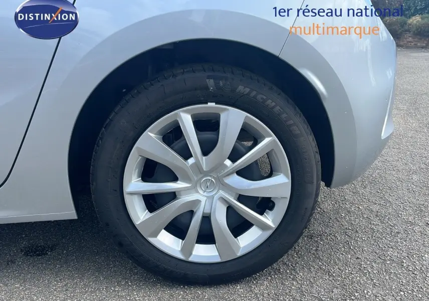 Gros plan sur la roue avant droite d'une Opel Corsa gris kristal métal 2025, soulignant la jante en alliage moderne.