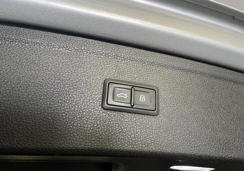 Boutons de commande d'ouverture et de verrouillage du coffre sur le hayon intérieur d'un Audi Q5 gris S line 2019.