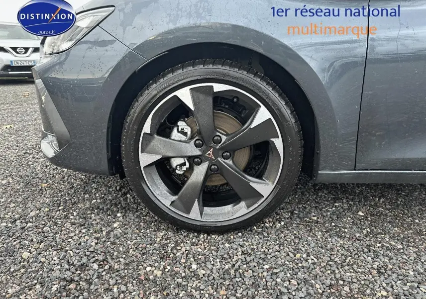 Gros plan sur la roue avant gauche gris magnétique de la CUPRA LEON ST 1.5 etsi hybrid 2025 avec jante alu distinctive.