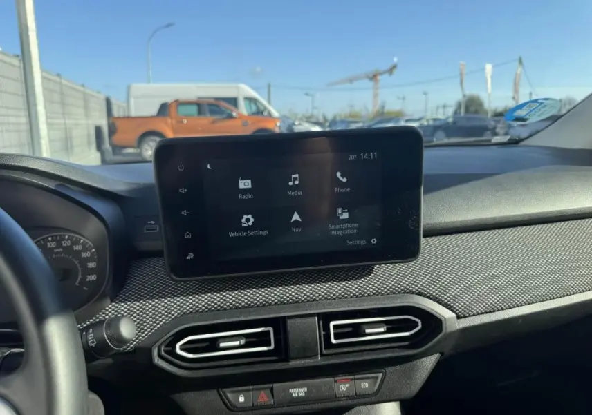 Vue intérieure du tableau de bord du Dacia Jogger 2025 avec écran tactile central et aérateurs hexagonaux noirs.