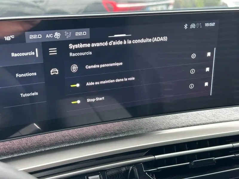 Écran tactile central affichant les options d'aide à la conduite dans un Peugeot 3008 bleu, vue intérieure avant.