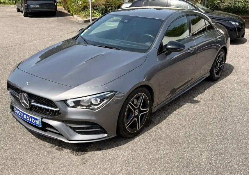 Mercedes Classe CLA 180 D AMG Line gris montagne vue 3/4 avant droit avec jantes noires et toit ouvrant panoramique.