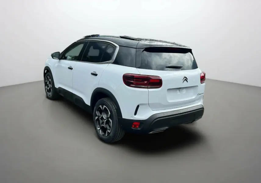 Vue 3/4 arrière droite du Citroën C5 Aircross blanc okénite avec toit noir et jantes alu 18 pouces.