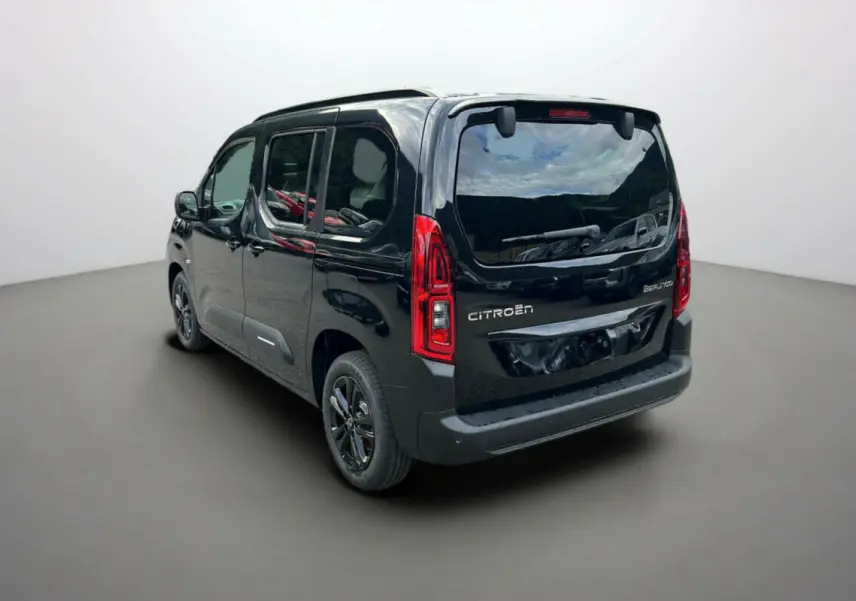 Vue 3/4 arrière gauche du Citroën Berlingo 2025 noir perla nera avec feux arrière verticaux et vitres teintées.