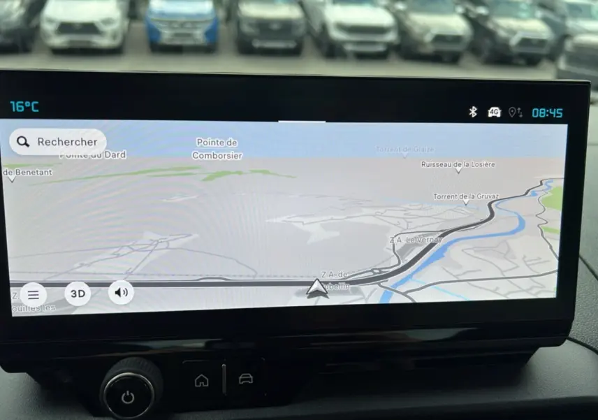 Écran tactile du système de navigation du Citroën Berlingo 2025 affichant une carte en mode 3D.