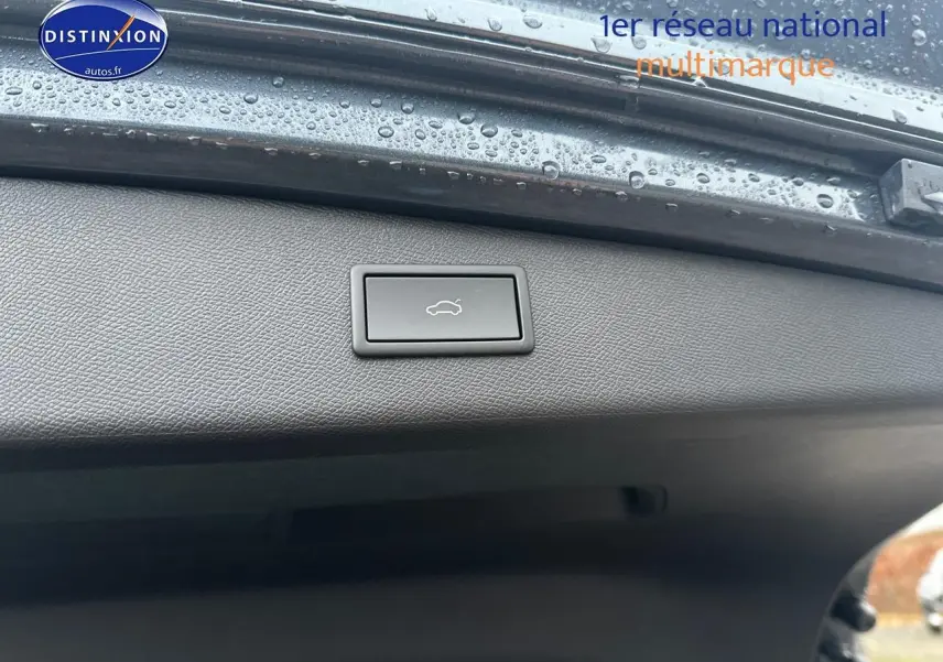 Bouton d'ouverture électrique du coffre sur la partie intérieure du hayon d'une CUPRA LEON ST gris magnétique.