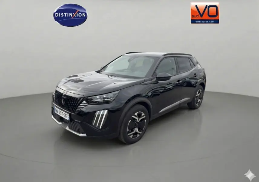 Peugeot 2008 Hybrid 145 e-DCS6 GT noir, vue 3/4 avant droit, avec jantes alliage 18 pouces et barres de toit.