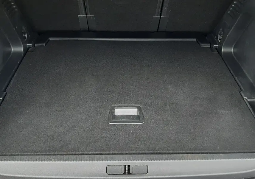 Coffre ouvert vu de l'arrière d'un Citroën C5 Aircross blanc, espace de chargement propre et vide.