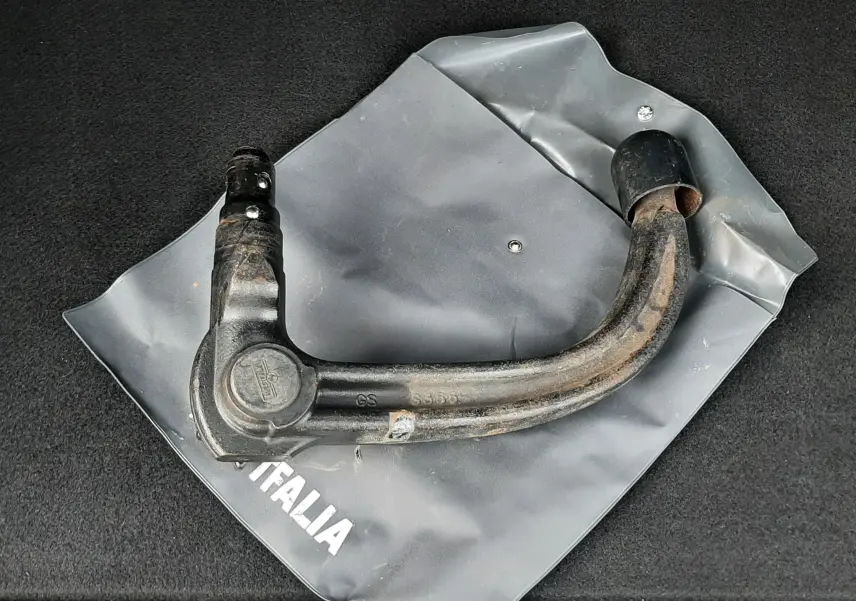 Gros plan sur une boule d'attelage noire posée dans le coffre d'un Citroën C5 Aircross blanc, vue de dessus.