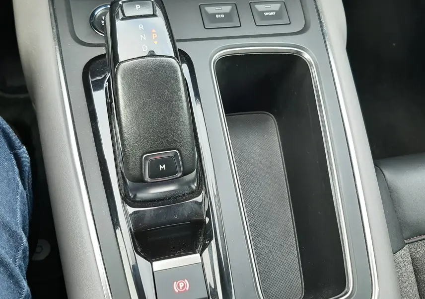 Gros plan sur la console centrale du Citroën C5 Aircross avec levier de vitesse automatique et boutons mode Eco et Sport.