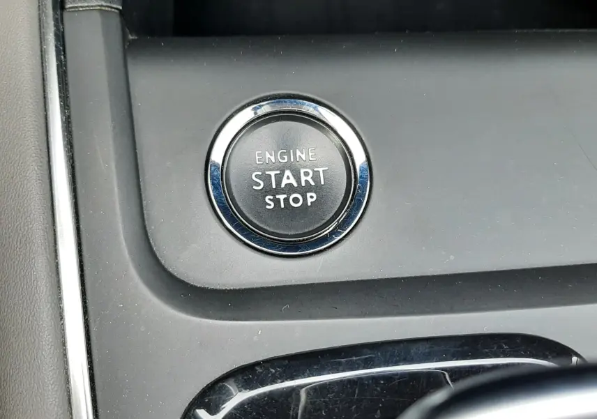 Gros plan sur le bouton Start/Stop moteur dans l'habitacle gris du Citroën C5 Aircross 2020, version BlueHDi 130ch.