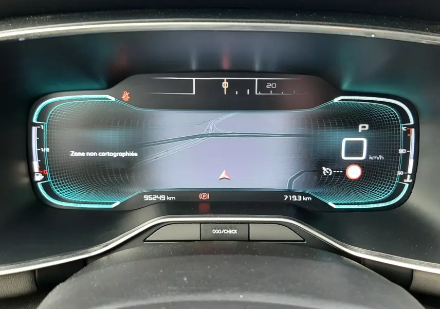 Vue rapprochée du tableau de bord numérique du Citroën C5 Aircross 2020, affichant une carte non cartographiée et l'indicateur de vitesse à zéro.