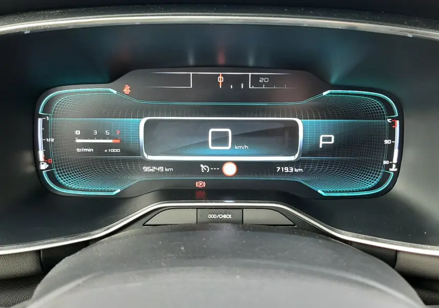 Vue rapprochée du tableau de bord numérique du Citroën C5 Aircross blanc 2020, affichant vitesse et compte-tours.