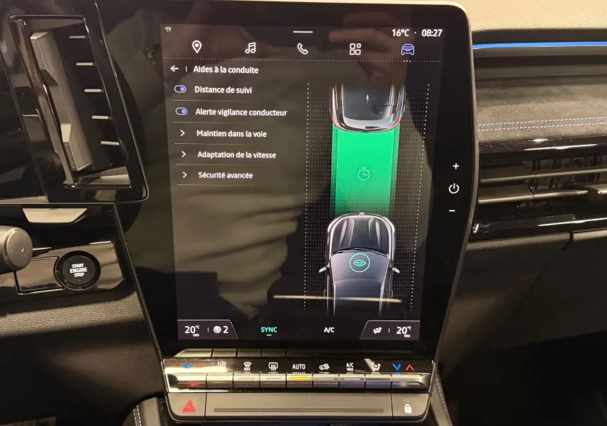 Écran tactile central du Renault Austral E-Tech 2023 montrant les aides à la conduite et la climatisation, intérieur noir avec surpiqûres bleues.