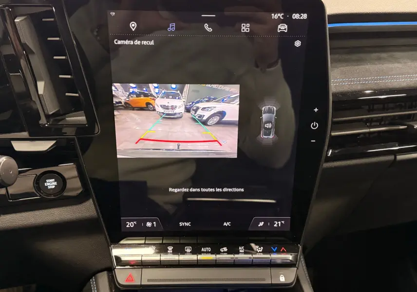 Écran central du Renault Austral gris schist montrant la caméra de recul avec vue arrière et aides au stationnement.