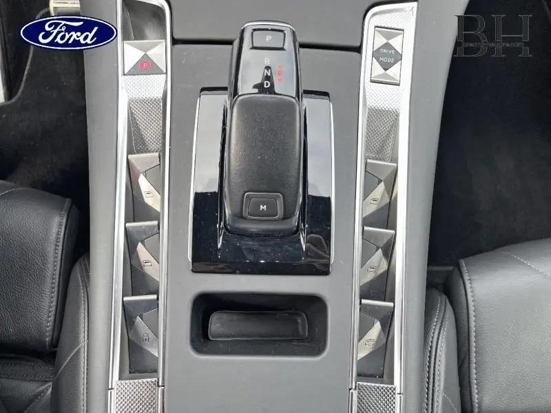 Vue rapprochée de la console centrale noire avec levier de vitesses automatique et boutons triangulaires du DS7 BlueHDi 130ch Opera.