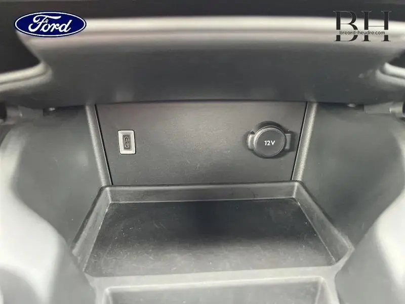 Espace de rangement intérieur avec prise 12V et port USB, détail du DS7 BlueHDi 130ch Opera gris laqué.