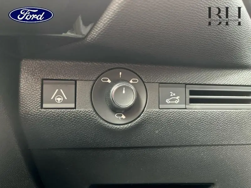 Boutons de commande noirs sur tableau de bord, avec réglage des rétroviseurs et activation coffre, intérieur DS7 Gris Laqué.