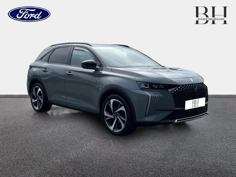 DS7 BlueHDi 130ch Opera gris laqué vue 3/4 avant droit avec calandre noire et jantes 20 pouces Tokyo.