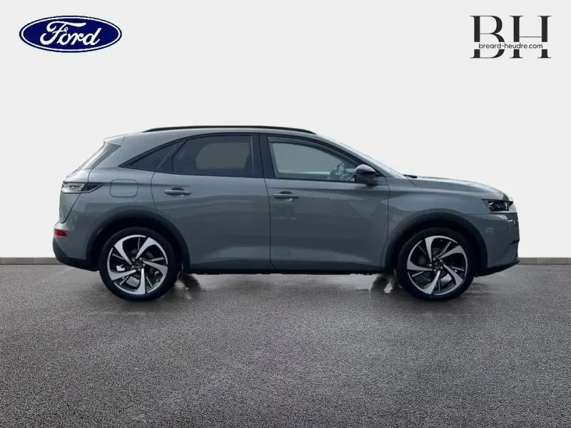 Vue de profil droit du DS7 BlueHDi 130ch Opera 2023 en gris laqué avec jantes 20 pouces Tokyo.