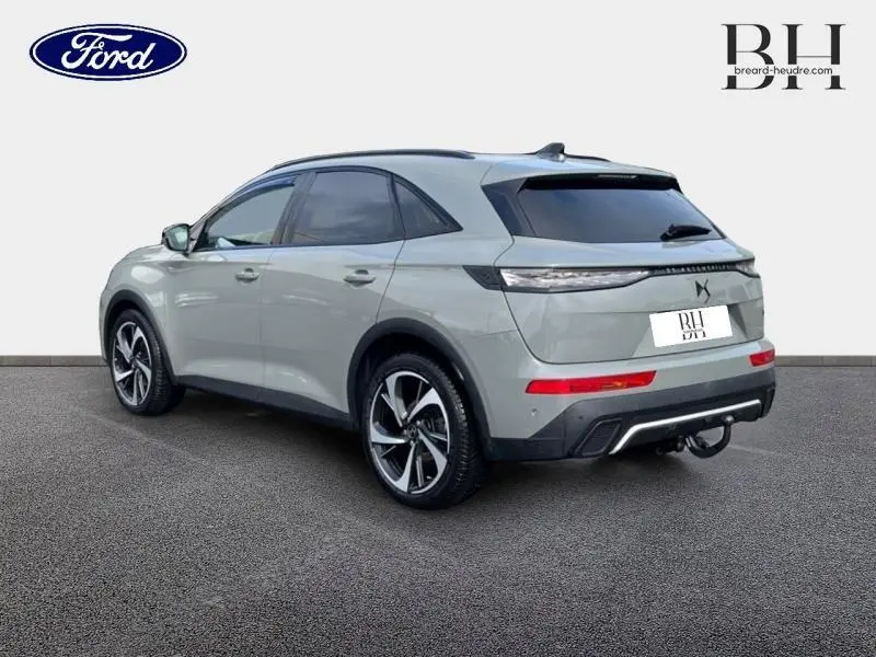 Vue 3/4 arrière droite d'un DS7 gris laqué avec vitres surteintées et jantes 20 pouces Tokyo.