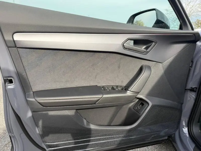 Vue intérieure côté gauche de la porte avant d’un CUPRA Formentor 2026 en Gris Graphène personnalisé, avec garniture en cuir et Alcantara.