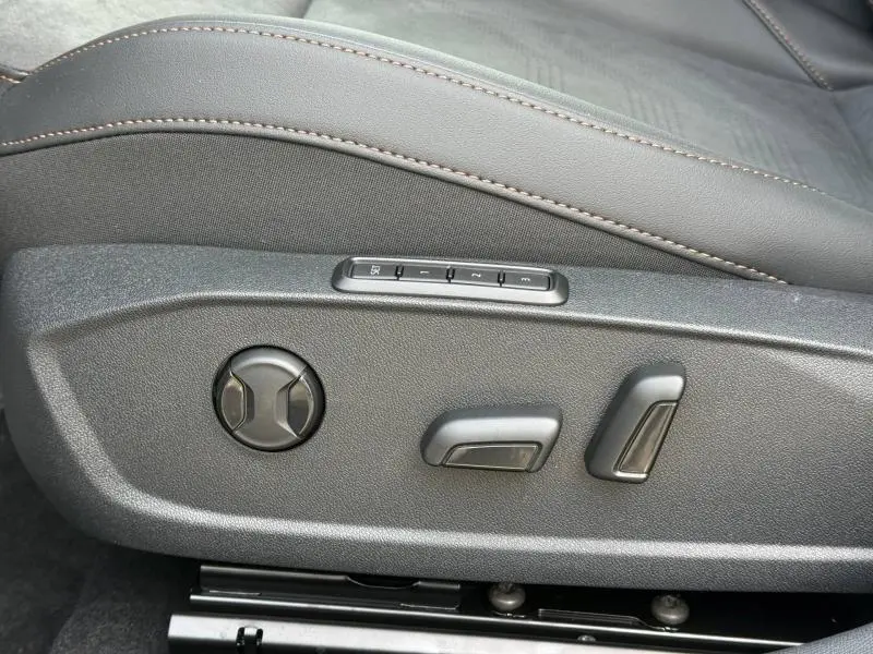 Gros plan sur les commandes de réglage électrique du siège conducteur en cuir gris du CUPRA Formentor 2.0 TDI 150ch V DSG7 2026.