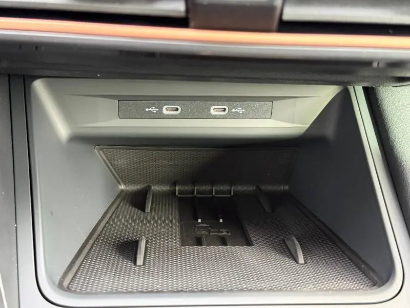 Gros plan de la console centrale du CUPRA Formentor 2026, zone de charge avec deux ports USB-C, finition noire texturée.