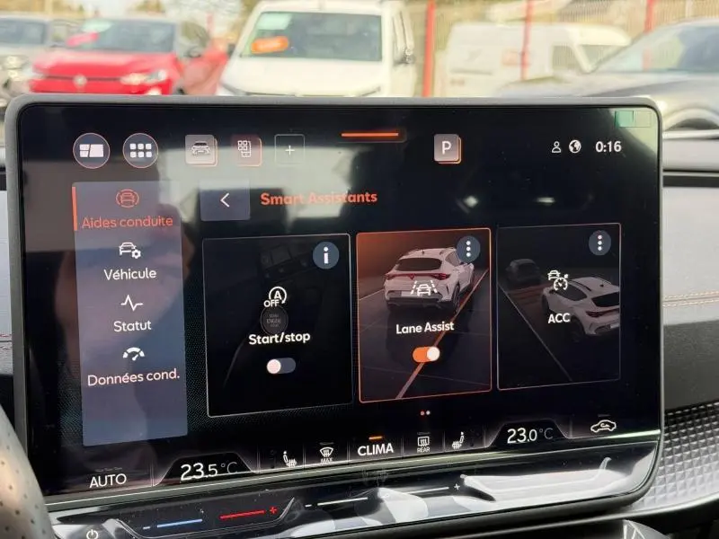 Écran tactile intérieur affichant les assistants de conduite du CUPRA Formentor 2.0 TDI 150ch, avec tableau de bord en arrière-plan.
