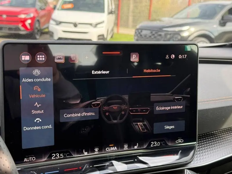 Écran tactile intérieur du CUPRA Formentor 2026 affichant les aides à la conduite et réglages du véhicule.