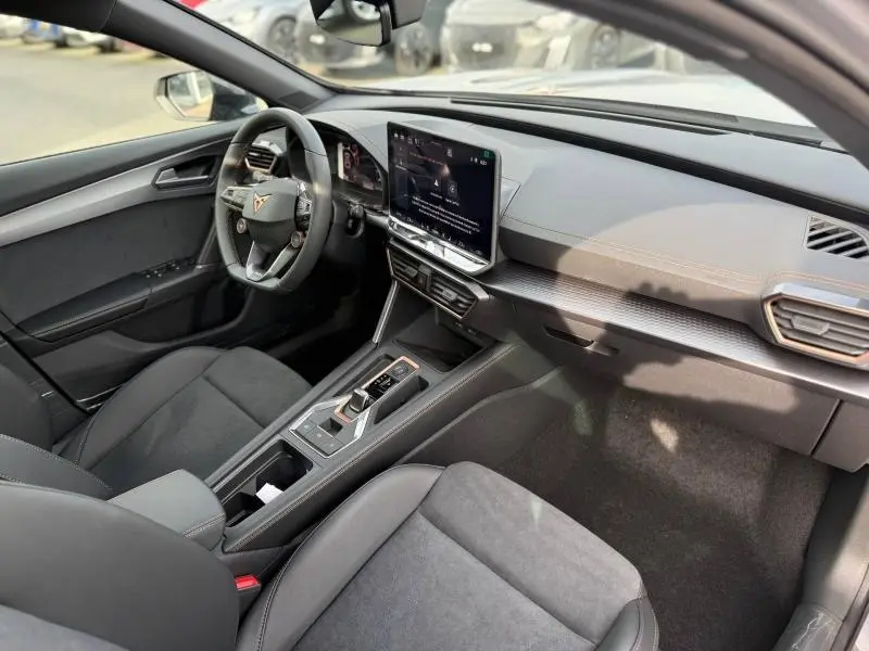 Intérieur de la CUPRA Formentor 2026 en gris Graphène, vue côté conducteur sur tableau de bord et écran tactile central.
