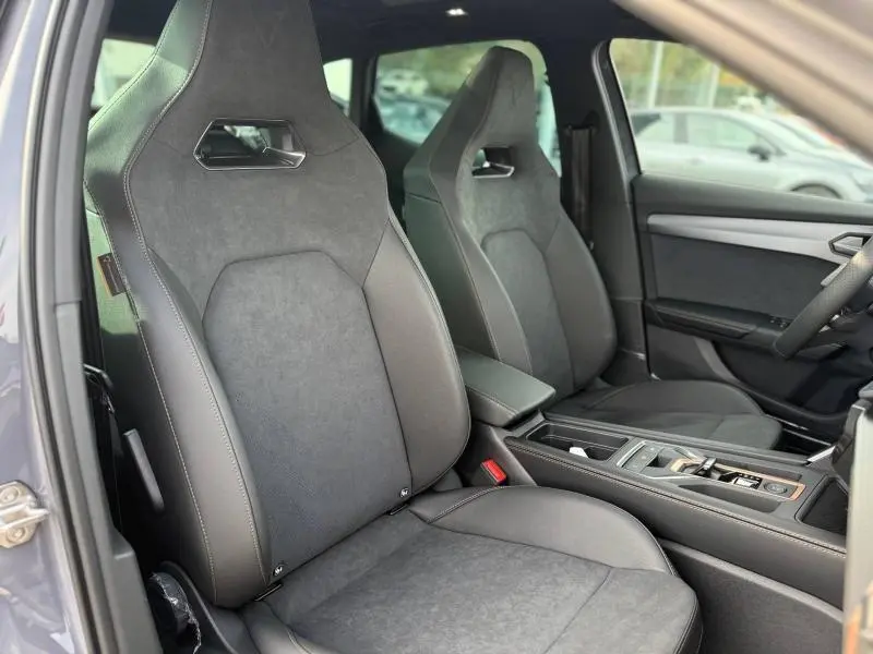 Vue intérieure côté conducteur du CUPRA Formentor 2.0 TDI 150ch 2026 avec sièges sport en cuir et alcantara gris Graphène personnalisé.