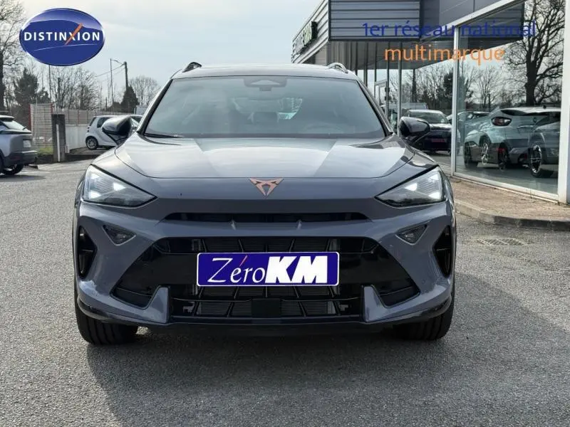 Vue frontale d’un CUPRA Formentor 2.0 TDI gris Graphène personnalisé avec logo cuivré et calandre noire.