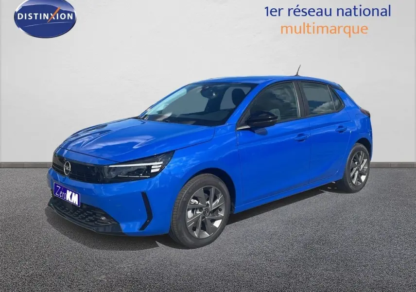 Opel Corsa 2025 bleu voltaik metal vue 3/4 avant droit avec jantes alliage et phares LED allumés.