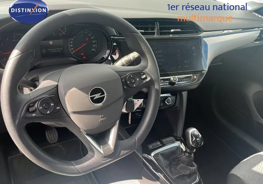 Intérieur de l'Opel Corsa 2025, vue du poste de conduite avec volant multifonction et levier de vitesse manuel.