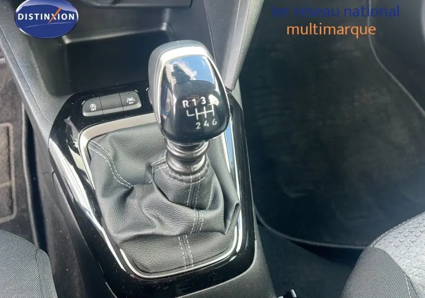 Le levier de vitesses manuel noir de l'Opel Corsa 1.2 PureTech 100ch Edition, vue rapprochée de la console centrale.