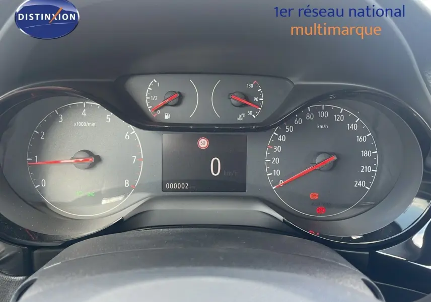 Tableau de bord de l'Opel Corsa 2025 avec compteurs analogiques et écran digital affichant 0 km/h.